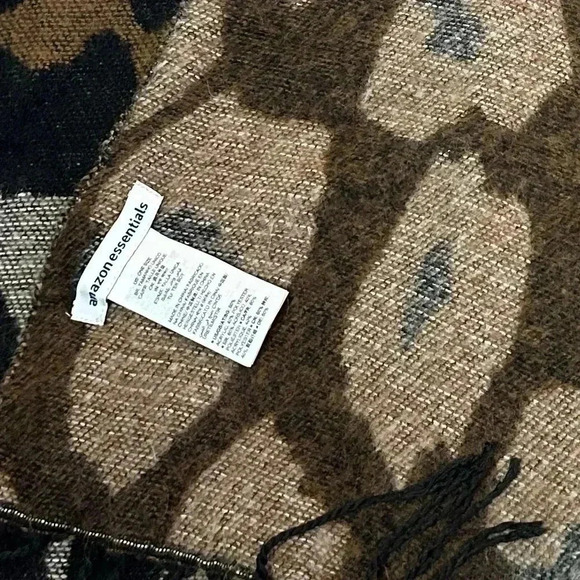 Amazon Essentials Women's Blanket Scarf Animal Print - Picture 11 of 14